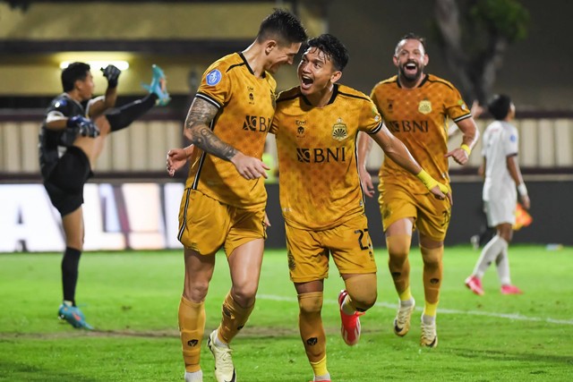 Pesepak bola Bhayangkara FC Luis Marcelo Herrera (kedua kiri) berselebrasi dengan rekannya usai mencetak gol ke gawang Persik Kediri dalam lanjutan Liga 1 di Stadion PTIK, Jakarta, Selasa (16/4/2024). Foto: M Risyal Hidayat/ANTARA FOTO