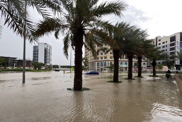 Banjir setelah hujan lebat di Dubai, Uni Emirat Arab, Selasa (16/4/2024). Terburuk sejakU EA berdiri pada 1971. Foto: Amr Alfiky/Reuters