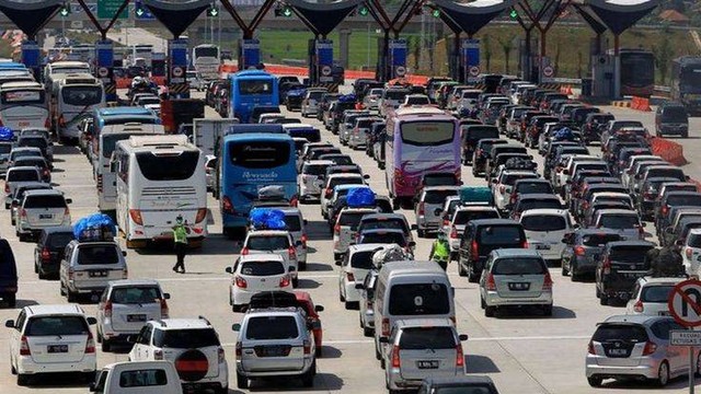 Jalan Tol pada saat Mudik Lebaran (Gatra Ilmu)