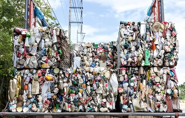 Tampilan kumpulan kaleng minuman yang siap dibawa ke pusat daur ulang (Sumber: Shutterstock)