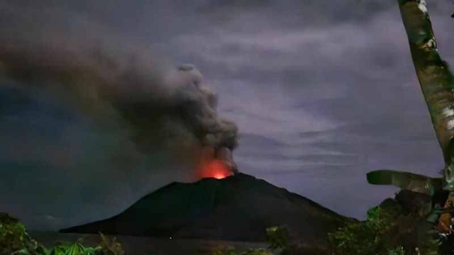 Gunung Ruang di Kabupaten Kepulauan Siau Tagulandang Biaro, Sulawesi Utara, erupsi pukul 19.19 WITA. Foto: ANTARA/Foto 