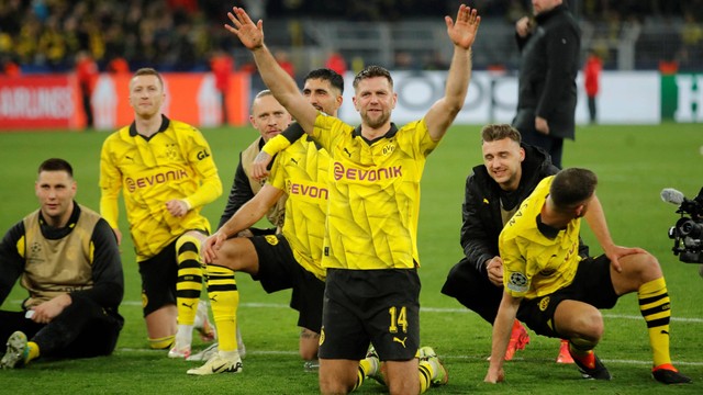 Selebrasi pemain Borussia Dortmund usai mengalahkan Atletico Madrid dalam leg 2 perempat final Liga Champions 2023/24 di Signal Iduna Park pada Rabu (17/4) dini hari WIB. Foto: REUTERS/Thilo Schmuelgen