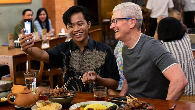 CEO Apple Tim Cook langsung makan sate ayam setibanya di Jakarta, Indonesia, Selasa (16/4) malam. Foto: X/@tim_cook