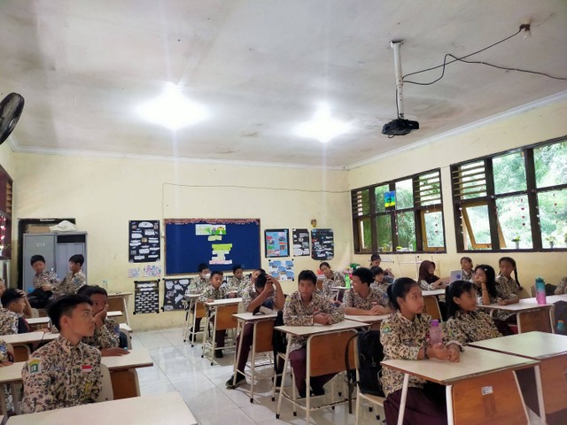 Siswa kelas VII SMPN 34 Surabaya mengikuti kegiatan pembelajaran (24/02/23). Foto: RIdha Saffana/Dokumentasi Pribadi