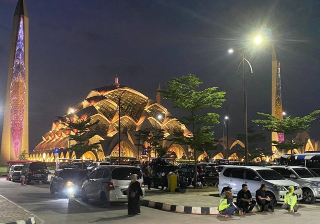 Suasana tempat parkir Masjid Al-Jabbar. Foto: Dok. Istimewa