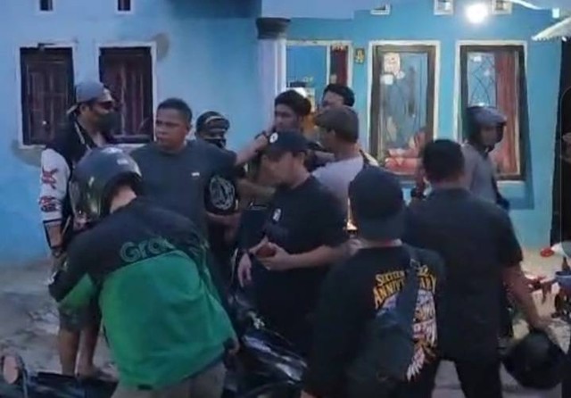 Pelaku MF saat diamankan polisi di komplek perumahan Kecamatan Poasia.