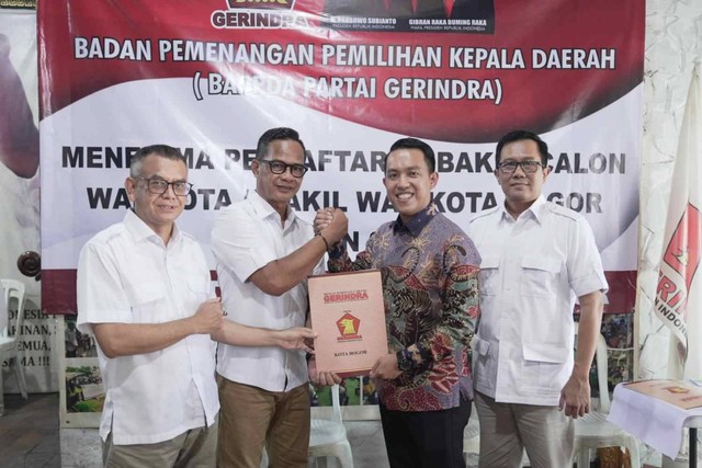 Sekertaris Pribadi (Sespri) ibu negara Iriana Jokowi Sendi Fardiansyah ambil formulir Pilkada Bogor di kantor Dewan Pimpinan Cabang (DPC) Gerindra, Kota Bogor, Rabu (17/4). Foto: Dok kumparan