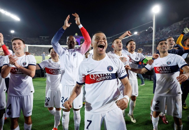 Kylian Mbappe dari Paris St Germain bersama rekan satu timnya merayakannya usai pertandingan Foto: Juan Medina/Reuters
