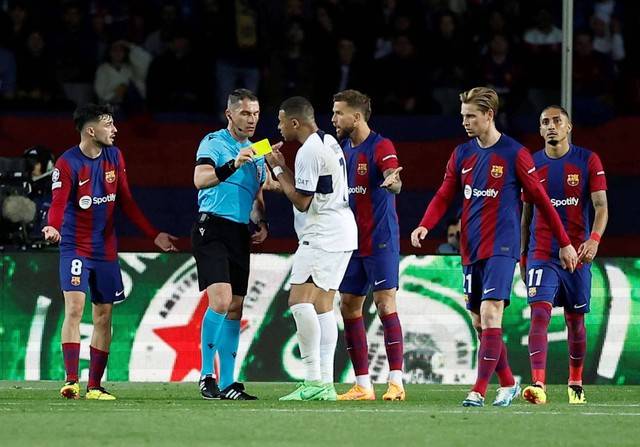 Inigo Martinez dari FC Barcelona mendapat kartu kuning oleh wasit Istvan Kovacs setelah pemain Paris St Germain Ousmane Dembele mencetak gol pertama mereka Foto: Juan Medina/Reuters