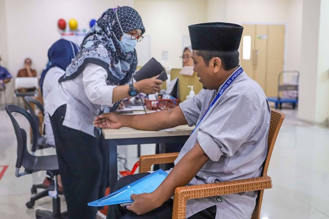 Calon jemaah haji melakukan vaksinasi meningitis di Puskesmas Pasar Minggu, Jakarta, Rabu (17/4/2024). Foto: Iqbal Firdaus/kumparan