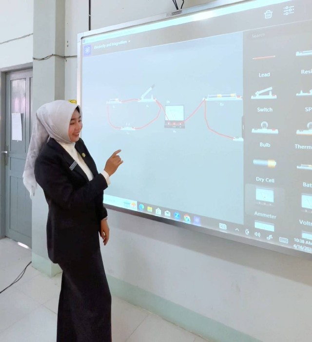 Kepala Dinas Pendidikan dan Kebudayaan Kalbar, Rita Hastarita saat mencoba papan tulis digital di SMAN 8 Pontianak. Foto: Dok. Instagram @rita_bersamakalian