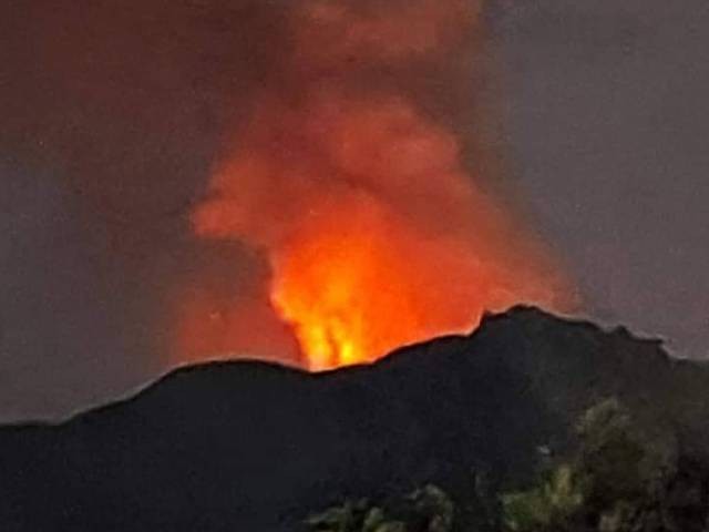 Erupsi Gunung Api Ruang di Kabupaten Sitaro, Sulawesi Utara, Rabu (17/4) dini hari tadi.