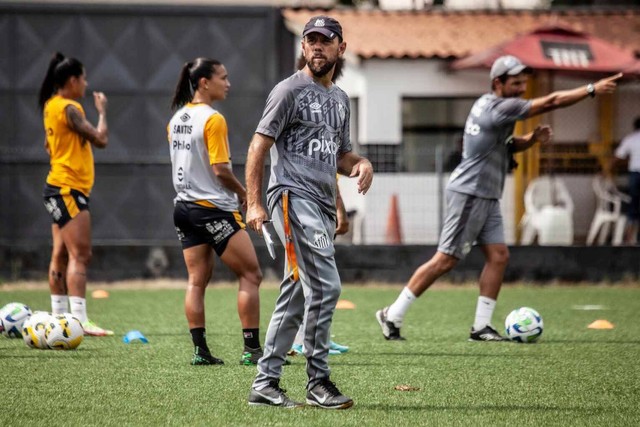 Kleiton Lima, pelatih Santos FC Wanita Brasil. Foto: Dok santosfc.com