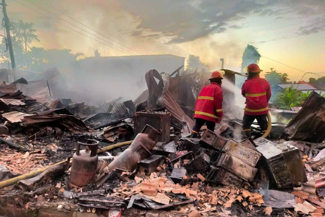 Gudang Penyimpanan Besi dan Baja di Bali Terbakar, Diduga Akibat Korsleting PJU, Rabu (17/4/2024) Foto: Dok Polresta Denpasar 