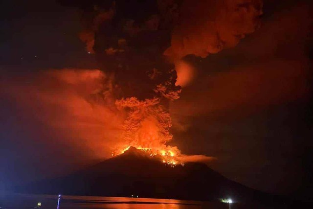 Erupsi Gunung Ruang di Sulut, pukul 01.30 WIB, Rabu (17/4/2024) Foto:  Dok. BPBD Kab. SITARK