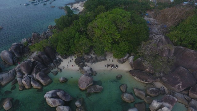 Pantai di Bangka Belitung. Sumber Unsplash DW1 Damarnesia