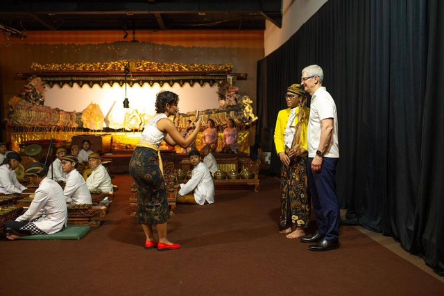 CEO Apple, Tim Cook, berfoto bersama dalang Fakih Tri Dera Fil Ardhi yang memimpin pertunjukan di Museum Wayang Jakarta. Foto: Dok. Apple