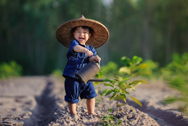 Ilustrasi anak bermain di alam atau menanam pohon Foto: Rchat.photo gallery/Shutterstock