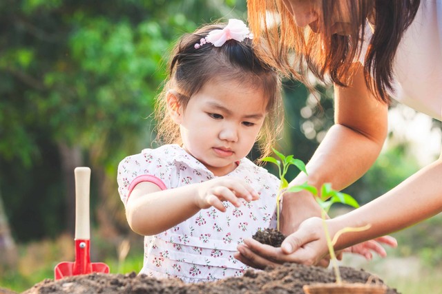 Ilustrasi anak bermain di alam atau menanam pohon Foto: A3pfamily/Shutterstock
