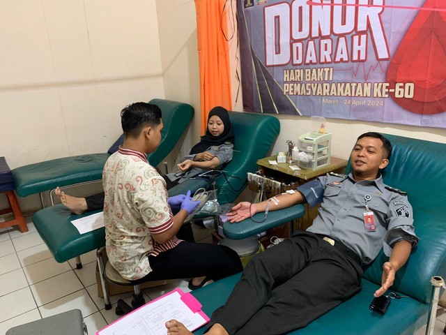 Pegawai Rutan Purbalingga saat diambil darahnya di PMI Purbalingga. Foto: Humas Rutan Purbalingga.