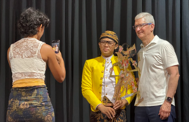 Fakih Tri Sera Fil Ardhi bersama CEO Apple, Tim Cook. Foto: Aditya Panji/kumparan