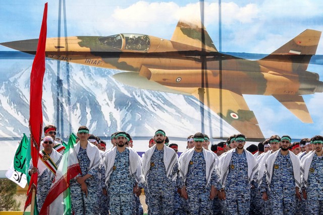 Tentara Iran mengikuti parade militer dalam upacara memperingati hari tentara tahunan negara itu di Teheran, Iran, Rabu (17/4/2024). Foto: Atta Kenare/AFP