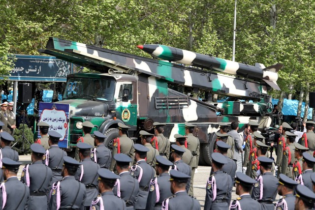 Sebuah truk militer Iran membawa rudal selama parade militer sebagai bagian dari upacara memperingati hari militer tahunan negara itu di Teheran, Iran, Rabu (17/4/2024). Foto: Atta Kenare/AFP