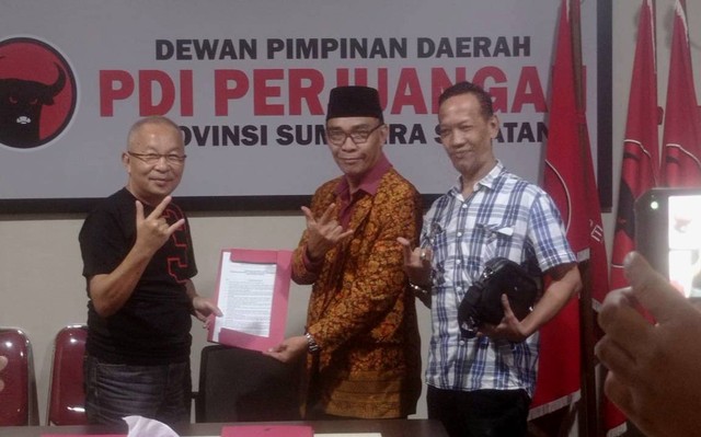 Tim dari Anggota DPR RI, Eddy Santana Putra, saat mengambil formulir di PDIP. (ist)