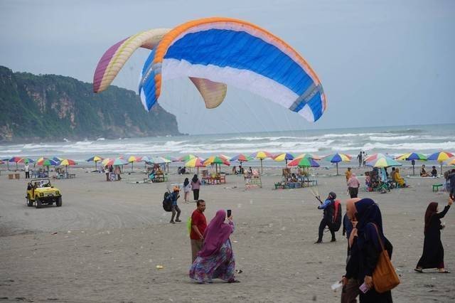 Wisatawan sedang berlibur di Pantai Parangtritis, Bantul. Foto: Arif UT/Pandangan Jogja