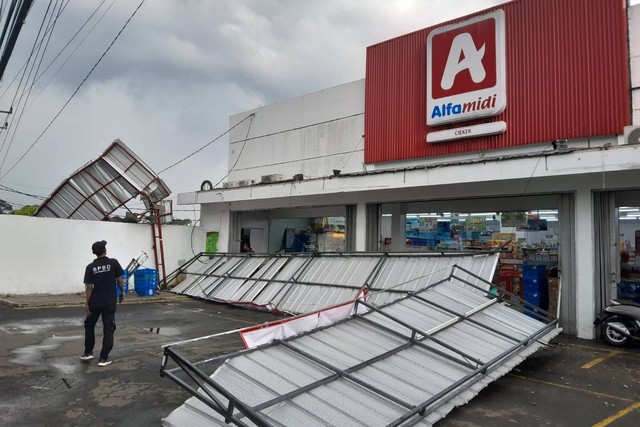 Kanopi minimarket di Pandeglang rusak akibat angin kencang, Rabu (17/4/2024).  Foto: Dok. BPBD Kabupaten Pandeglang