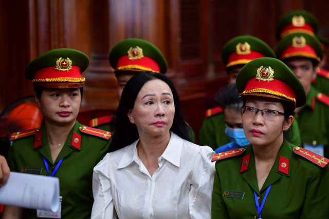 Pengusaha wanita Truong My Lan menghadiri persidangan di Kota Ho Chi Minh, Vietnam pada Kamis (11/4/2024). Foto: Thanh Tung/VnExpress via AP