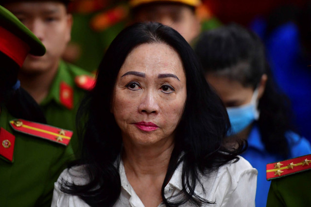 Pengusaha wanita Truong My Lan menghadiri persidangan di Kota Ho Chi Minh, Vietnam pada Kamis (11/4/2024). Foto: Thanh Tung/VnExpress via AP