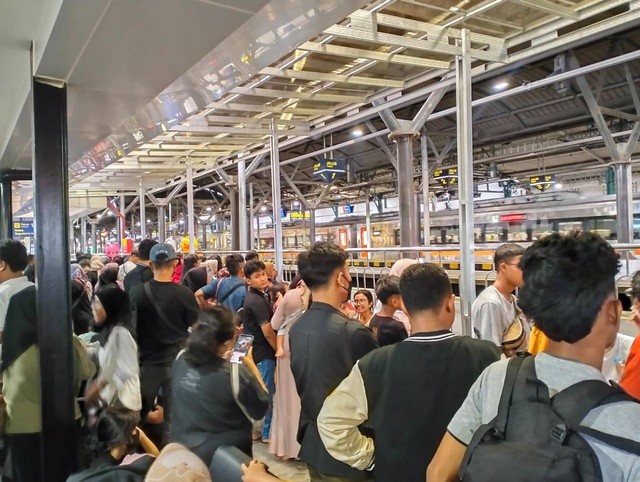 Suasana Stasiun Yogyakarta yang dipadati penumpang. Foto: M Wulan