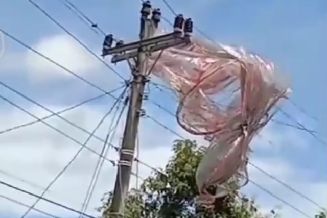 Balon udara nyangkut di sebuah tiang listrik di Pedukuhan Tanggulangin, Kalurahan Genjahan, Kapanewon Ponjong, Kabupaten Gunungkidul pada Rabu (17/4/2024). Foto: Dok. Istimewa