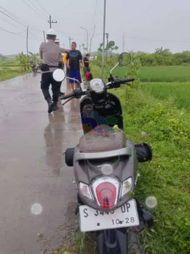 Petugas saat lakukan olah TKP kecelakaan lalu-lintas di Desa Mojodelik, Kecamatan Gayam, Kabupaten Bojonegoro. Rabu (17/04/2024) (Aset: Istimewa).