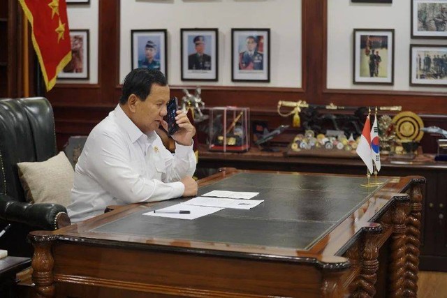 Menteri Pertahanan Prabowo Subianto melakukan komunikasi dengan Presiden Korea Selatan H.E. Mr. Yoon Suk Yeol, melalui saluran telepon di Ruang Kerja Menhan, Kemhan, Jakarta, Rabu (17/4). Foto: Instagram/@kemhanRI