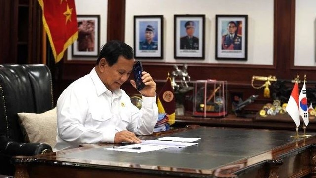 Menteri Pertahanan Prabowo Subianto melakukan komunikasi dengan Presiden Korea Selatan H.E. Mr. Yoon Suk Yeol, melalui saluran telepon di Ruang Kerja Menhan, Kemhan, Jakarta, Rabu (17/4). Foto: Instagram/@kemhanRI