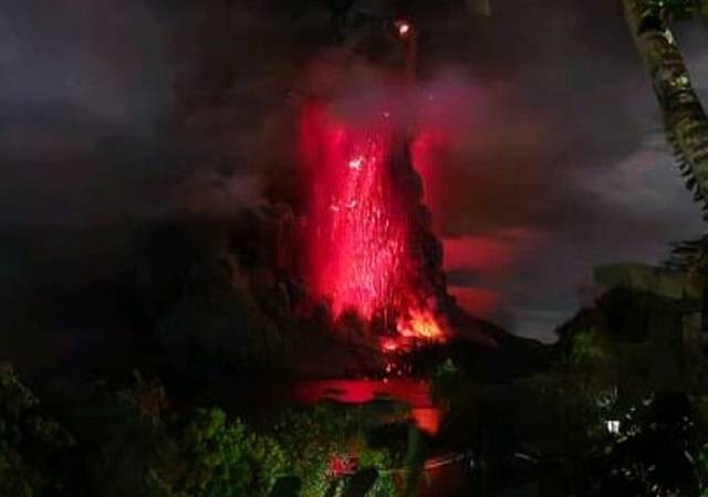 Aktivitas erupsi Gunung Ruang di Kabupaten Sitaro pada malam hari ini. (Dok: PVMBG)