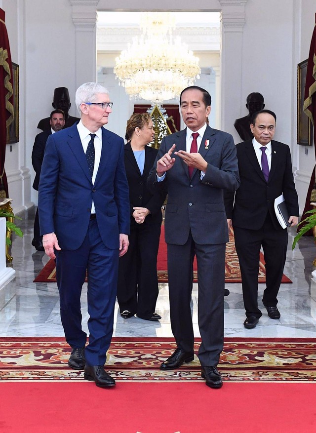Presiden Jokowi menerima kunjungan CEO Apple, Tim Cook, di Istana Merdeka, Jakarta, Rabu (17/4/2024). Foto: Kris/Biro Pers Sekretariat Presiden