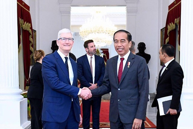 Presiden Jokowi menerima kunjungan CEO Apple, Tim Cook, di Istana Merdeka, Jakarta, Rabu (17/4/2024). Foto: Kris/Biro Pers Sekretariat Presiden