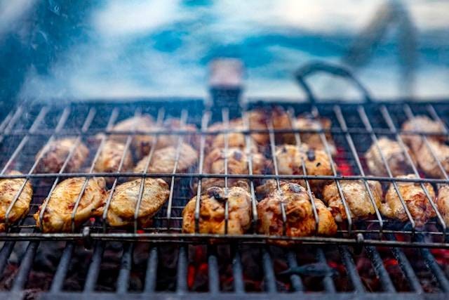 Rekomendasi Ayam Bakar Enak di Bandung yang Legendaris. Foto hanya ilustras, bukan tempat yang sebenarnya. Sumber foto: Unsplash/Hulki