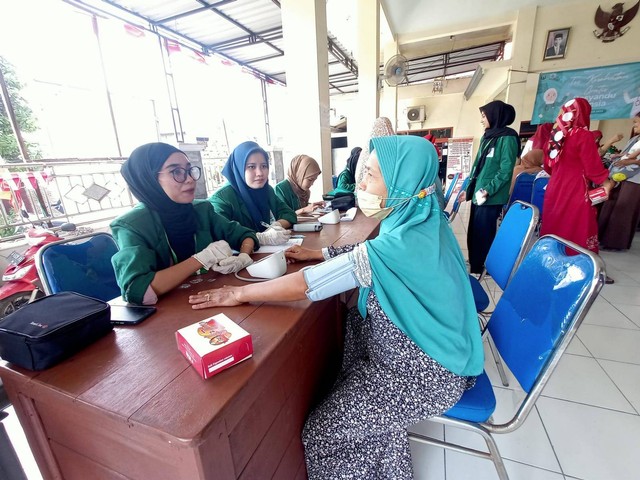 Kegiatan bakti sosial berupa pemeriksaan tekanan darah bagi warga yang dilakukan secara gratis beberapa waktu lalu. Usai libur lebaran kasus tekanan darah tinggi atau hipertensi di Surabaya melonjak. Foto: Masruroh/Basra