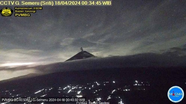 Erupsi Gunung Semeru pada Kamis (18/4/2024).  Foto: Twitter/@PVMBG_