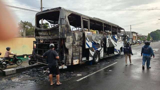Bus PO Haryanto terbakar di sekitar Simpang Empat Demak Ijo, Ring Road Barat, Kapanewon Gamping, Kabupaten Sleman, Kamis (18/4). Foto: Dok. Istimewa