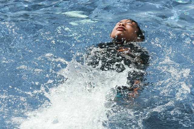 Ilustrasi apa tujuan pengenalan air bagi anak yang belajar berenang. Sumber: mutzii ii/unsplash