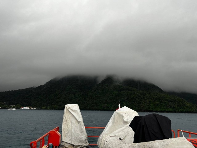 Situasi mendung di sekitar  Gunung Ruang di Sulut pada Kamis (18/4) pagi. Foto: Dok. kumparan