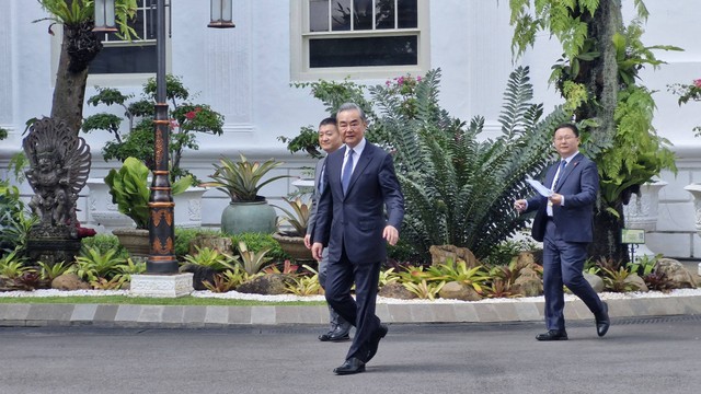 Menteri Luar Negeri China Wang Yi usai courtesy call dengan Presiden Jokowi, Kamis (18/4/2024). Foto: Nadia Riso/kumparan