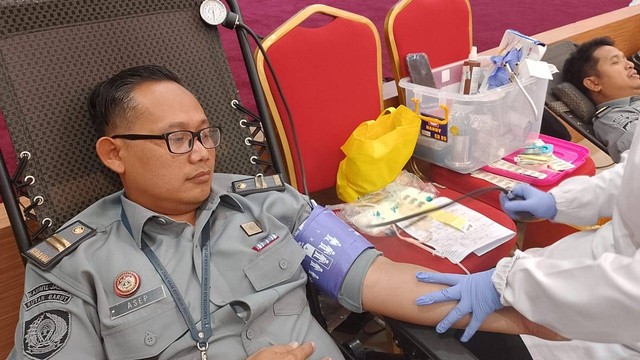 Petugas Lapas Narkotika Bandung Ikuti Donor Darah dalam rangka sambut Harbakpas, Kredit: Humas Lapnajel