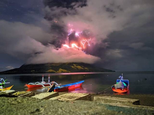 Visual erupsi Gunung Ruang di Kabupaten Sitaro, Sulawesi Utara