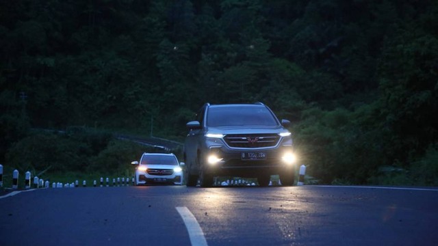 Test drive Wuling Almaz, mengemudi mobil di malam hari. Foto: dok. Wuling Motors